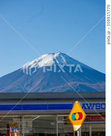 美しいコンビニと富士山のコラボ 美しいコンビニと富士山のコラボ 108915770