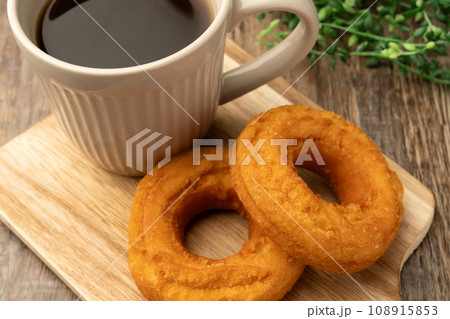 ドーナツとコーヒー ドーナツとコーヒー 108915853