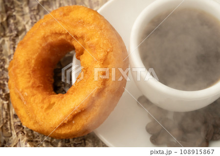 ドーナツとコーヒー  108915867