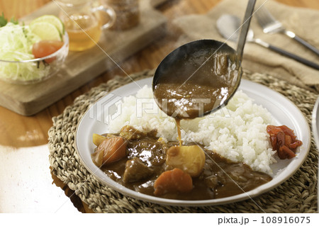 お野菜たっぷりのカレーライス  サラダを添えて 108916075