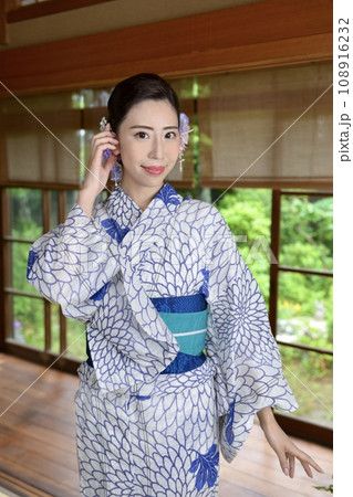 古民家の和室にて浴衣を着た若い女性 古民家の和室にて浴衣を着た若い女性 108916232
