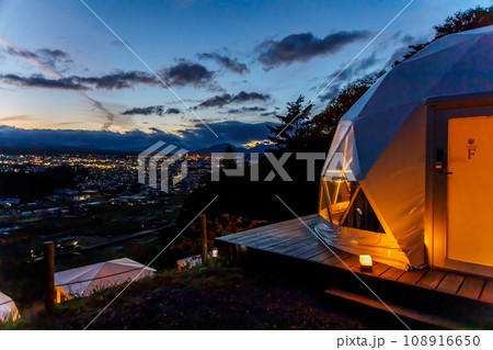 秋の山に囲まれたキャンプ場 グランピングドーム 秋の山に囲まれたキャンプ場 グランピングドーム 108916650