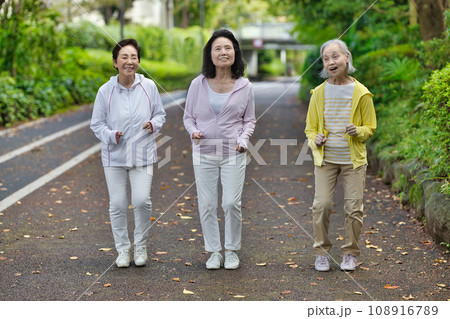 ウォーキングする3人のシニアの女性 108916789