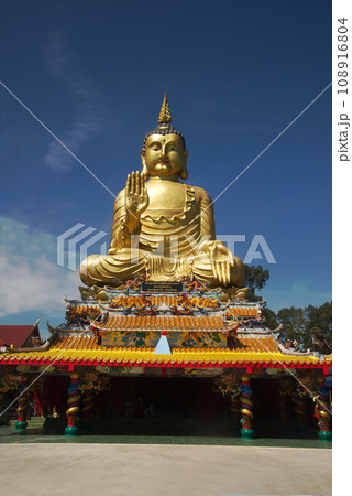Pra Put Ratanamani Srihathai Naresuan or Luang Por Pan Lan large golden sitting outdoor Buddha in Wat Maniwong. It is a beautiful and faithful Buddha image. Located at Nakhon Nayok in Thailand. Pra Put Ratanamani Srihathai Naresuan or Luang Por Pan Lan large golden sitting outdoor Buddha in Wat Maniwong. It is a beautiful and faithful Buddha image. Located at Nakhon Nayok in Thailand. 108916804