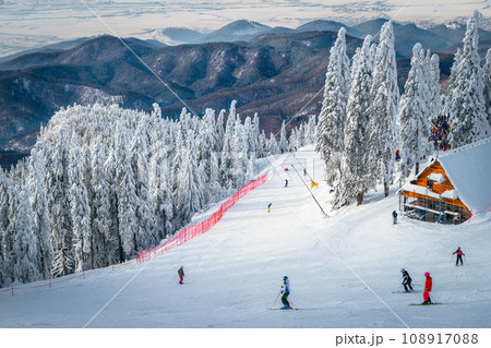 Skiers on the spectacular ski slope, Carpathians, Romania 108917088