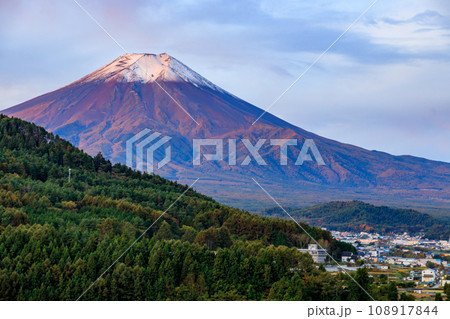 杓子山のキャンプ場から見た早朝の富士山 杓子山のキャンプ場から見た早朝の富士山 108917844