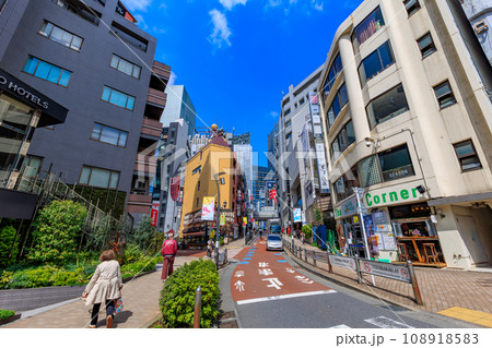 東京　港区　六本木の都市風景（芋洗坂） 108918583