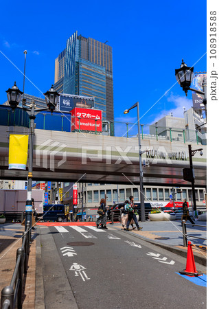 東京　港区　六本木の都市風景（六本木交差点） 108918588