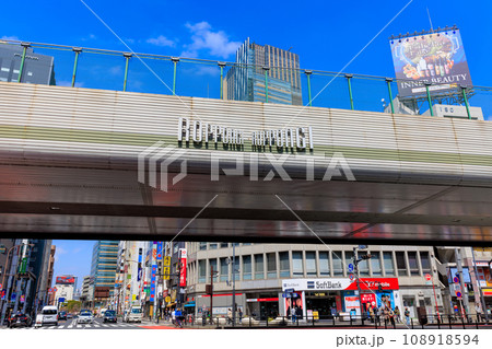 東京 港区 六本木の都市風景(六本木交差点) 東京 港区 六本木の都市風景(六本木交差点) 108918594