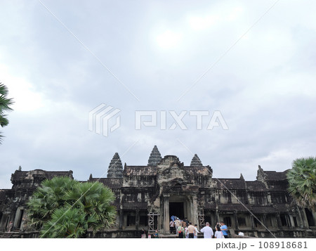 カンボジア　アンコール・ワットの第一回廊入口　早朝で曇り、雨の日 108918681