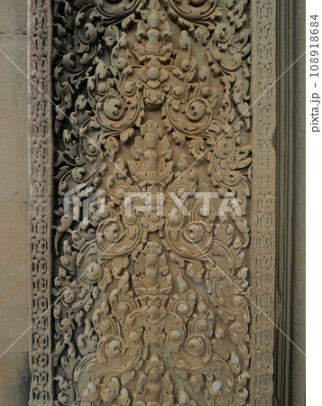 カンボジア　アンコール・ワットの第一回廊入口のレリーフ　早朝で曇り、雨の日 108918684