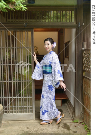 古民家の玄関先にて浴衣を着た若い女性 古民家の玄関先にて浴衣を着た若い女性 108918722