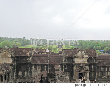 カンボジア アンコール・ワット 第三回廊からの中央西塔側の景色 早朝で曇り、雨の日 カンボジア アンコール・ワット 第三回廊からの中央西塔側の景色 早朝で曇り、雨の日 108918747