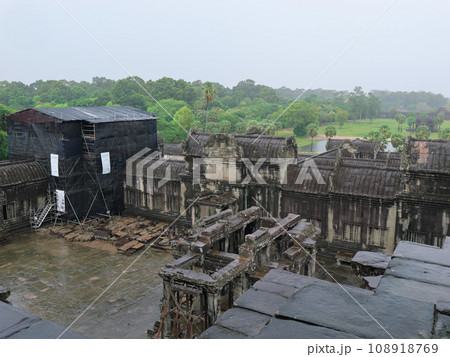 カンボジア アンコール・ワット 第三回廊からの中央西塔側の景色 早朝で曇り、雨の日 カンボジア アンコール・ワット 第三回廊からの中央西塔側の景色 早朝で曇り、雨の日 108918769