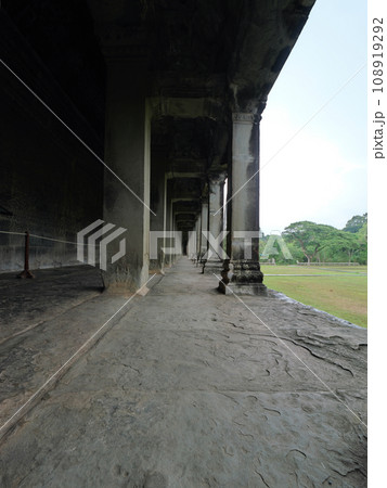カンボジア　アンコール・ワット　第一回廊　早朝で曇り、雨の日 108919292