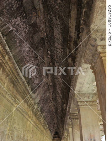 カンボジア　アンコール・ワット　第一回廊の天井　早朝で曇り、雨の日 108919295