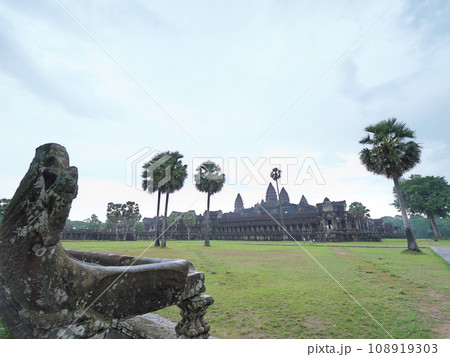 カンボジア　アンコール・ワット　第一回廊　早朝で曇り、雨の日 108919303