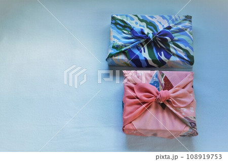 風呂敷に包まれた手土産 108919753