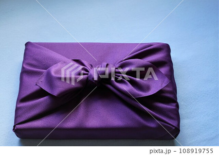 風呂敷に包まれた手土産 108919755