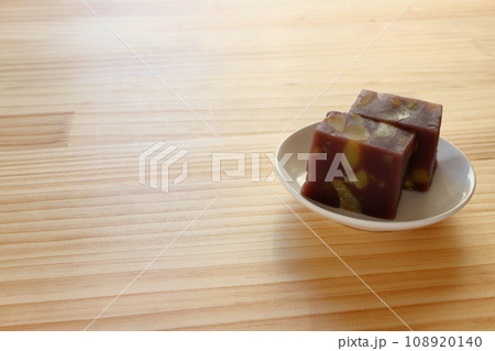 木のテーブルの上に置かれた栗蒸し羊羹 木のテーブルの上に置かれた栗蒸し羊羹 108920140