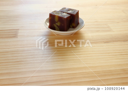 木のテーブルの上に置かれた栗蒸し羊羹 木のテーブルの上に置かれた栗蒸し羊羹 108920144