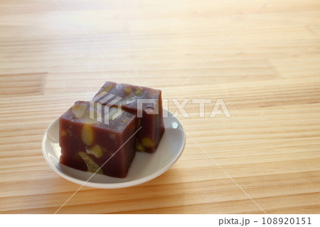 木のテーブルの上に置かれた栗蒸し羊羹 108920151
