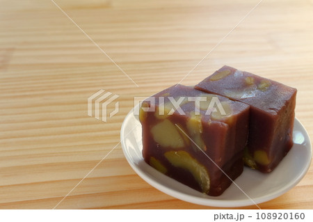 木のテーブルの上に置かれた栗蒸し羊羹 108920160