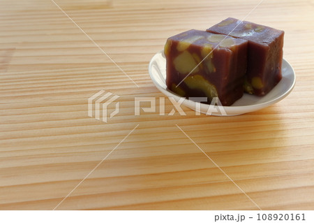 木のテーブルの上に置かれた栗蒸し羊羹 108920161
