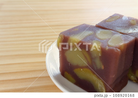木のテーブルの上に置かれた栗蒸し羊羹 108920168