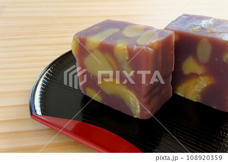 木のテーブルの上に置かれた半月盆に盛りつけた栗蒸し羊羹 木のテーブルの上に置かれた半月盆に盛りつけた栗蒸し羊羹 108920359