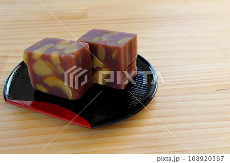 木のテーブルの上に置かれた半月盆に盛りつけた栗蒸し羊羹 108920367