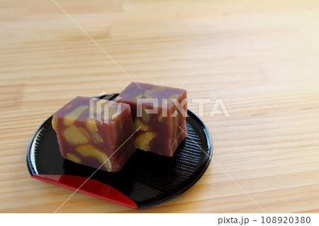 木のテーブルの上に置かれた半月盆に盛りつけた栗蒸し羊羹 108920380