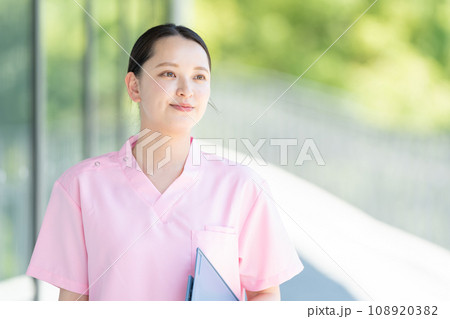 病院で働く若い女性看護師 病院で働く若い女性看護師 108920382