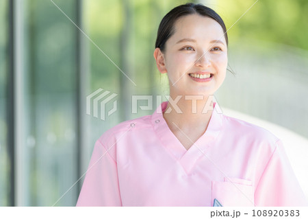 笑顔の若い女性看護師 笑顔の若い女性看護師 108920383