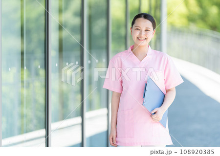 笑顔の若い女性看護師 108920385