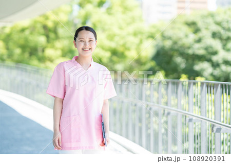 笑顔の若い女性看護師 108920391