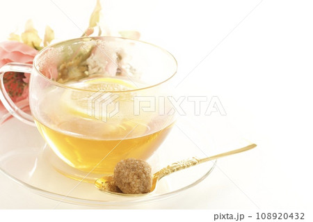 ガラスティーカップで飲むレモンティー 108920432