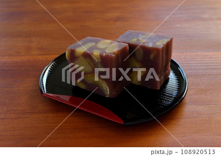木のテーブルの上に置かれた半月盆に盛りつけた栗蒸し羊羹 108920513