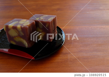 木のテーブルの上に置かれた半月盆に盛りつけた栗蒸し羊羹 108920515