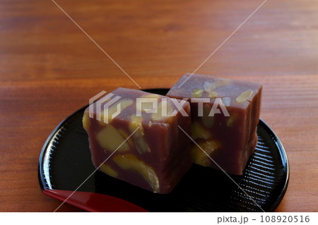 木のテーブルの上に置かれた半月盆に盛りつけた栗蒸し羊羹 108920516