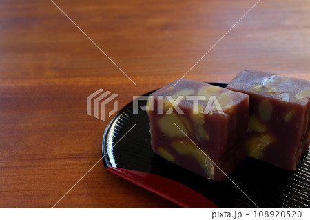 木のテーブルの上に置かれた半月盆に盛りつけた栗蒸し羊羹 108920520