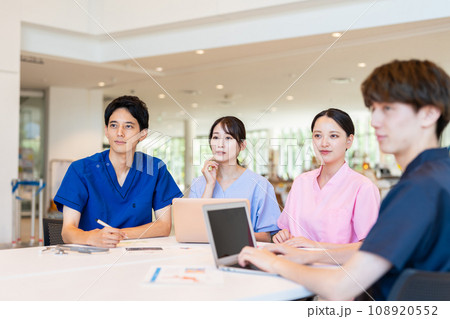 打ち合わせをする医師と看護師 108920552
