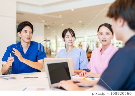 ミーティングする医師と看護師 108920560