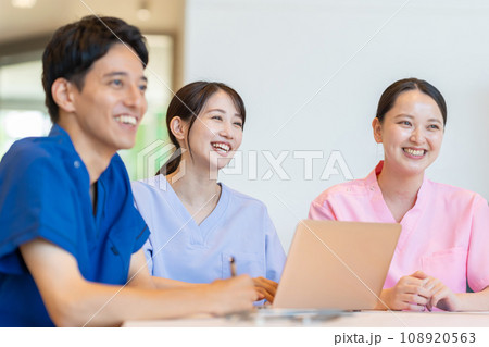 ミーティングする医師と看護師 108920563