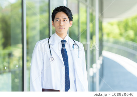 病院で働く若いドクター 108920646
