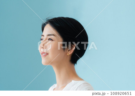 風に吹かれる女性の横顔 風に吹かれる女性の横顔 108920651
