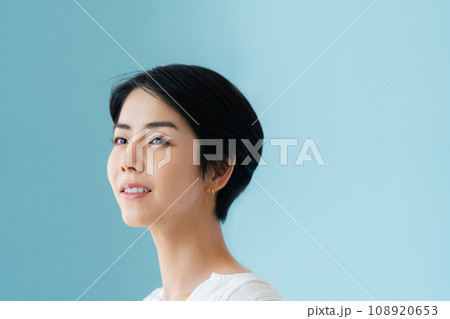 風に吹かれる女性の横顔 風に吹かれる女性の横顔 108920653