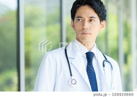 病院で働く若いドクター 108920660