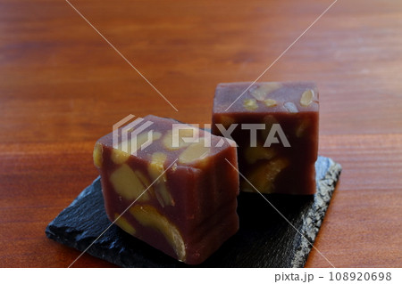 木のテーブルの上に置かれたスレートプレートに盛りつけた栗蒸し羊羹 108920698
