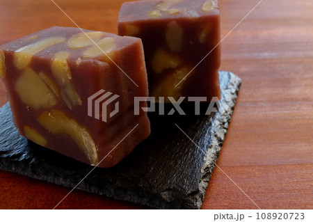 木のテーブルの上に置かれたスレートプレートに盛りつけた栗蒸し羊羹 108920723
